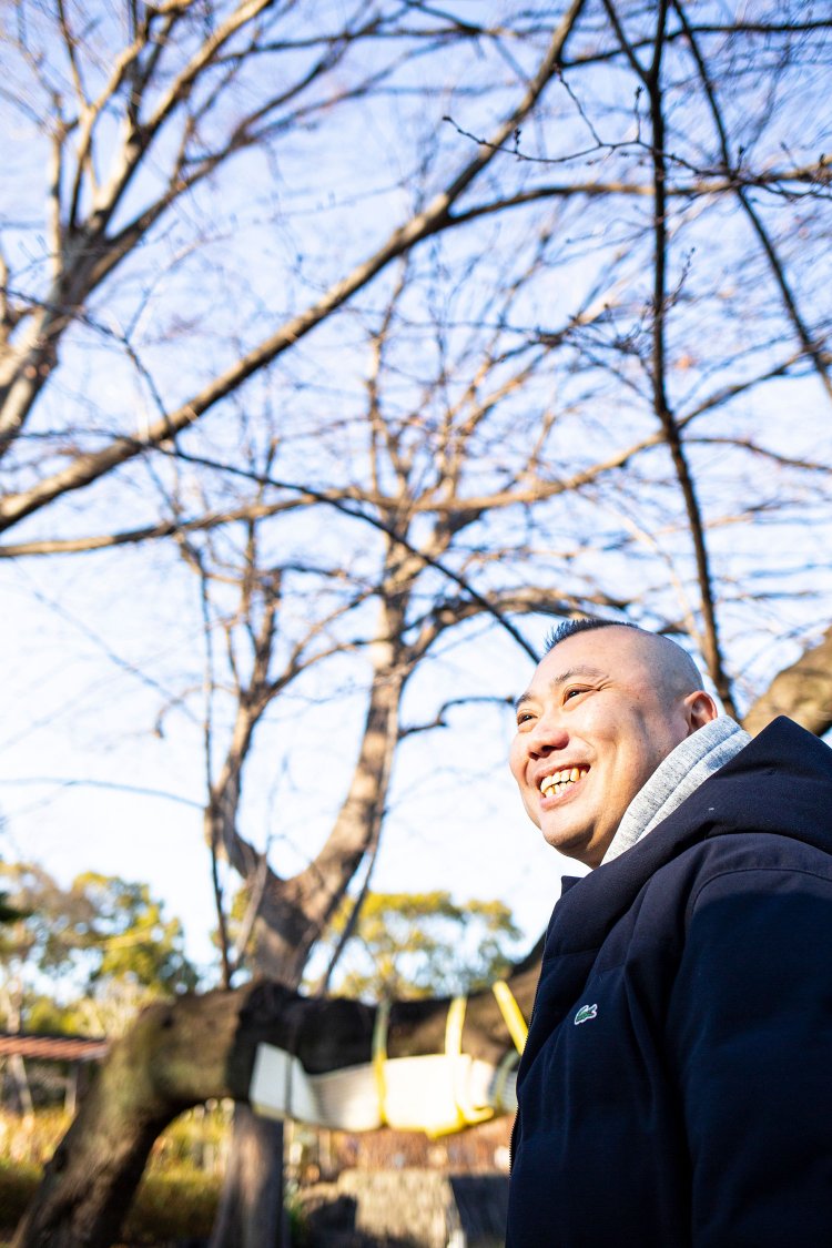 「広い公園が２つあるのがうれしいですね」。文庫の森と戸越公園は目と鼻の先。子供と遊ぶ時にも、ネタの稽古の時にも来るという。豊かな緑 の空間を普段づかいできる贅沢。