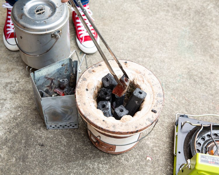 朝の仕込みは炭熾しから。七輪を仕込み、へりに吊るして焼く。