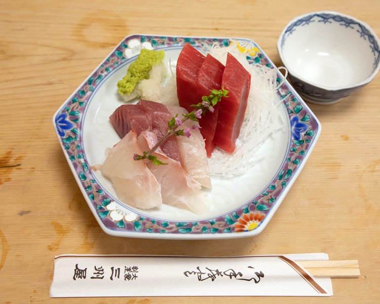 刺身盛り合わせ定食1100円の刺し身。