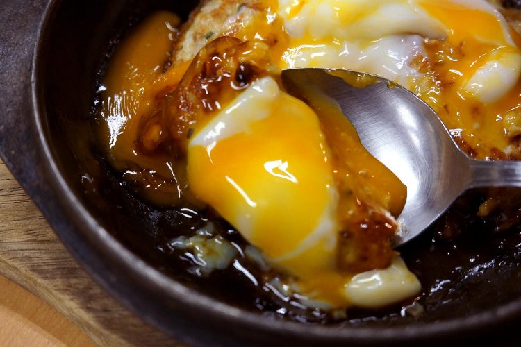 甘辛だれとともにほおばる！