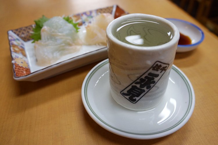 石カレイ刺600円。湯飲みになみなみと注がれた『一代』240円。