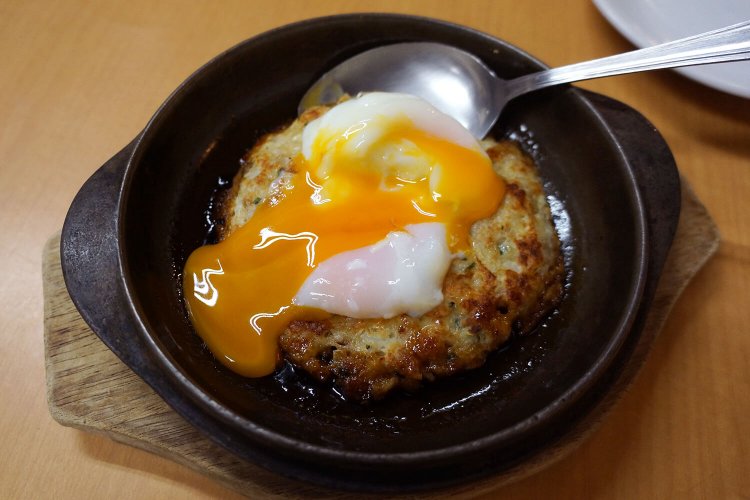 乗せられた温泉玉子を崩し