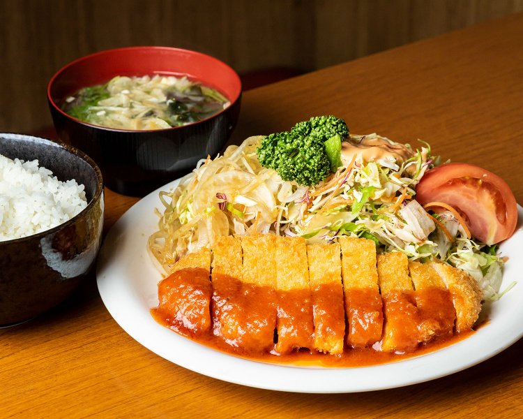 盛り合わせとんかつ定食1170円。ごはんもサラダもボリューム満点。最初からソースがかけてあるのは、店主が修業した蒲田の『さんきち』と同様。