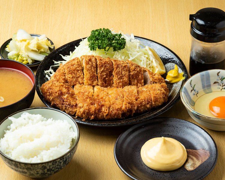 ロースカツ定食1400円。揚げ方や包丁の入れ方は目黒の『とんき』と似ているが、両店の関係は特にないそう。