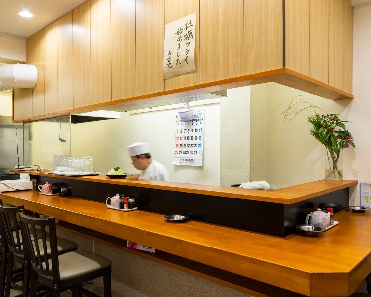 気さくな店主の須佐博さんが調理から接客まで一人でこなす。