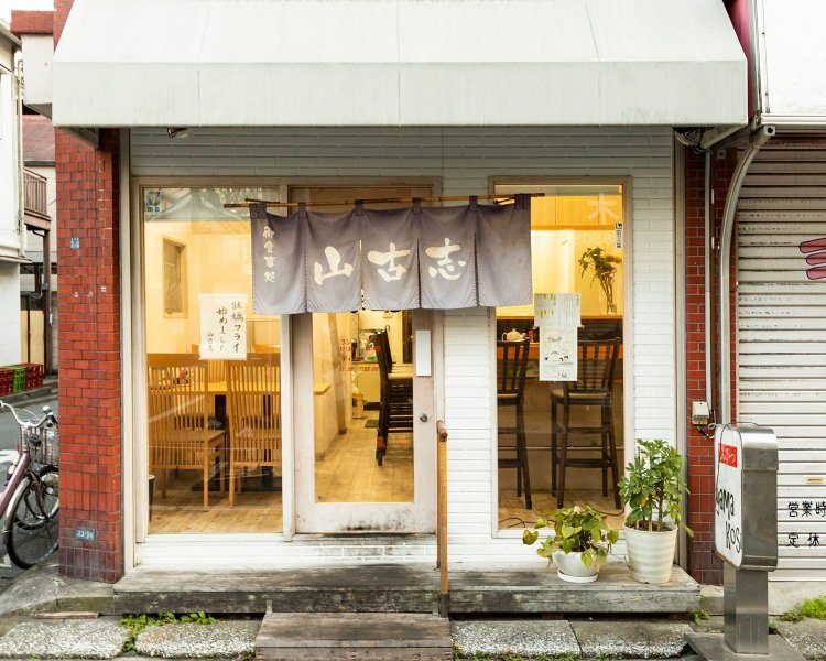 一昨年、裏路地から今の場所に移転。