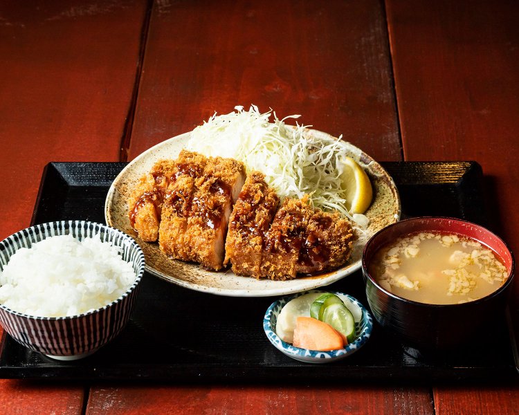 上ロースカツ定食1850円が一番人気。ソースもいいけど最初は塩でどうぞ。