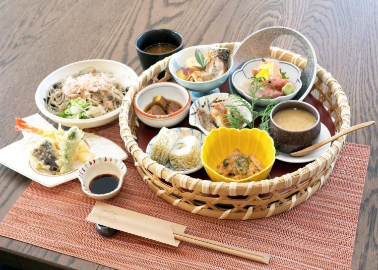 饗膳（おもてなし）ランチ2600円。季節により内容は変動（写真は12月のメニュー。デザート・コーヒー付き）。