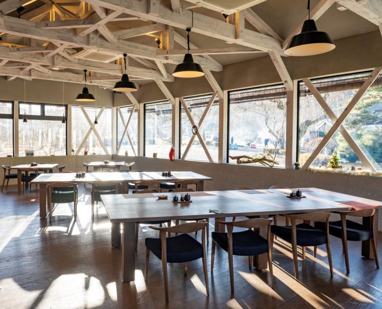 窓からは遺跡を望む。