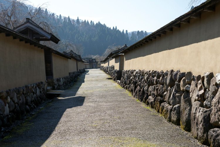 発掘調査で出てきた遺構に基づき、立体的に復原された町並み。