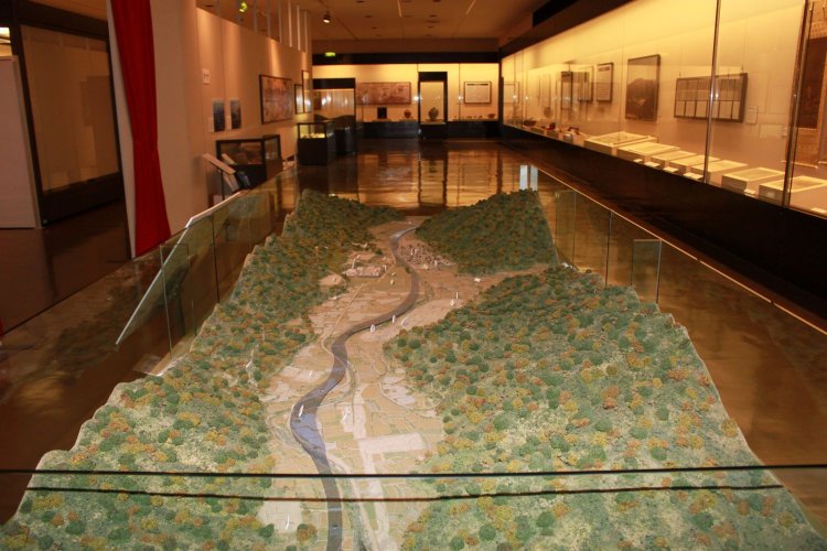 福井県立一乗谷朝倉氏遺跡資料館。重要文化財や地形模型などを展示。