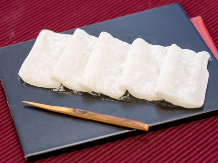 ここの羽二重餠は添加物を一切使用しない。2枚6袋入り756円～。