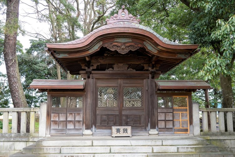 木々に覆われた新田義貞公墓所。