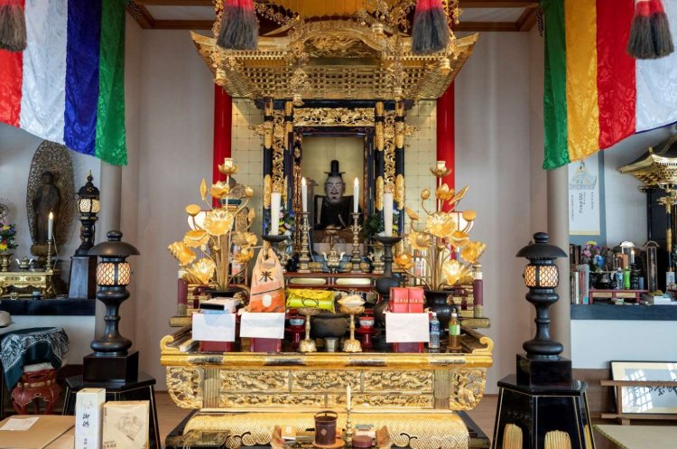 本堂には、光秀も拝んだに違いない義貞公木像や阿弥陀三尊来迎仏が安置されている。