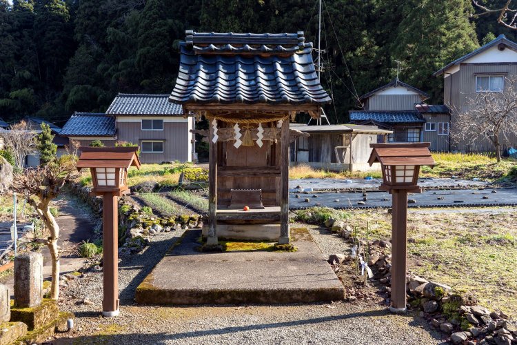 400年以上、光秀の木像を守ってきたと伝わる3軒の農家の発願で祠が建立された。
