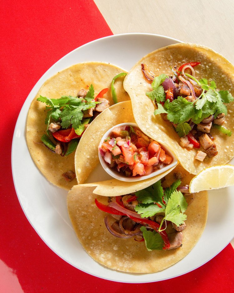 タコス（ポークor野菜）946円をはじめケサディーヤやブリトーなどメキシコ料理も充実。すべてサラダとコーヒーが付く。