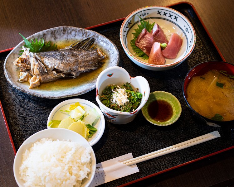 煮魚定食のそい煮990円は刺し身付き。早春はメバルなどが登場。