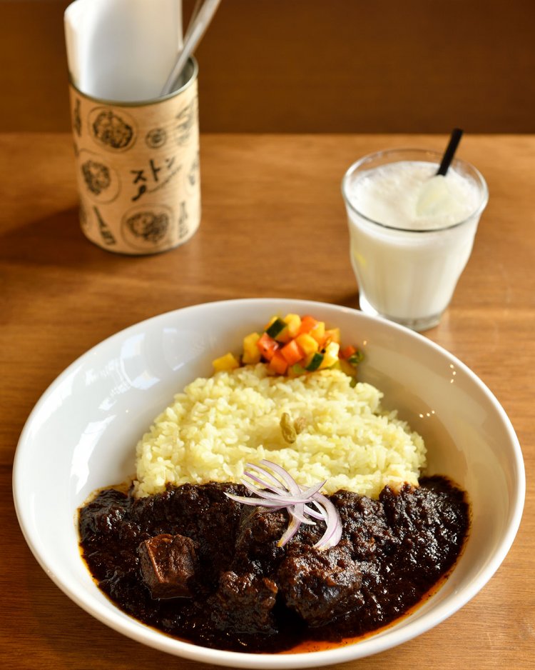 ブラックペッパービーフカレー1050円。昼は＋150円でラッシーが付く。