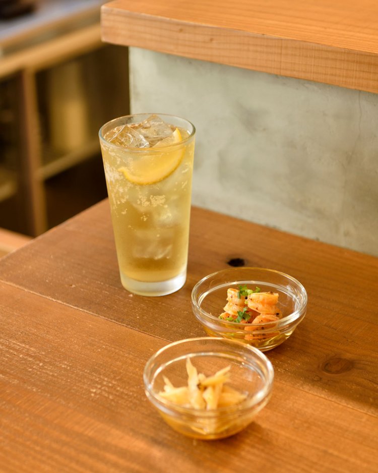 スパイスハイボール600円とアチャール。手前がセロリ200円、奥が海老300円だ。