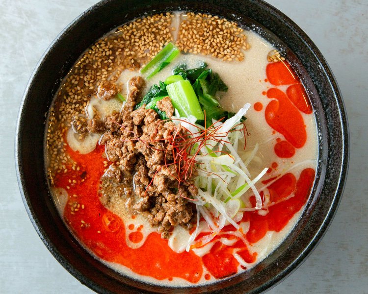 濃厚鶏白湯灼熱の担々麺（中級編）850円。辛さは4段階ある。