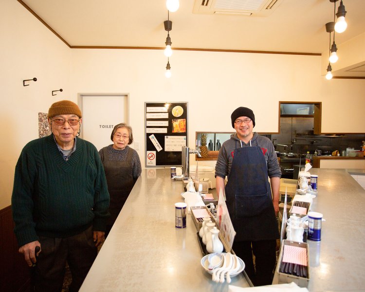 先代の正夫さん、弘子さんと、正己さん。初代考案の懐かしいメニューも時々限定で復活。