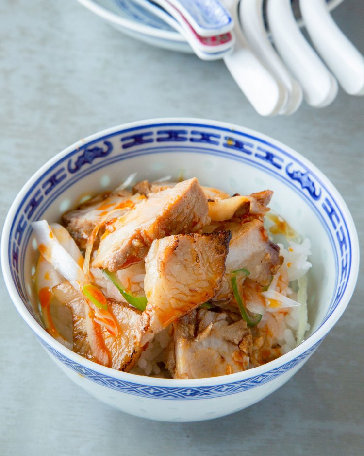 平日昼はミニ焼豚丼付き。