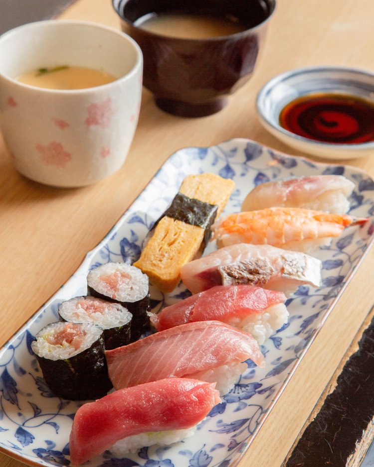 にぎり（7貫と巻物）990円。いずれも茶碗蒸しとお椀付き。