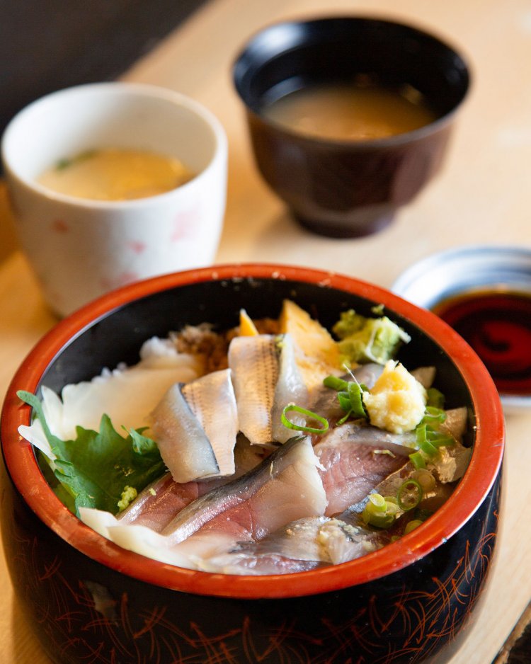 しめ鯖やコハダなどが所狭しとのる青魚丼990円は、寿司屋ならではの丼。