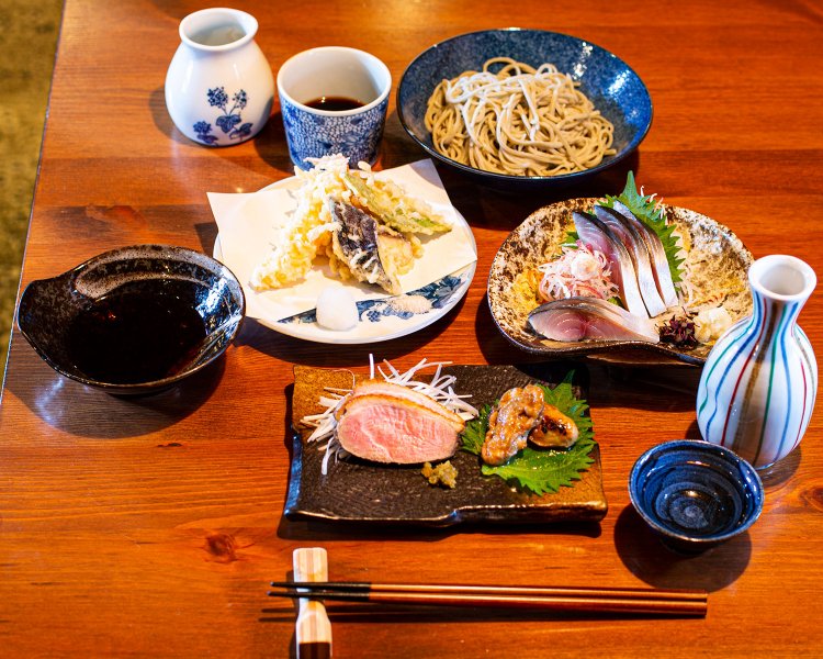 昼飲みセット3200円は800円以下の酒付き。旬の先付け、〆サバ、天ぷら、そばへと至る。2400円～あり。