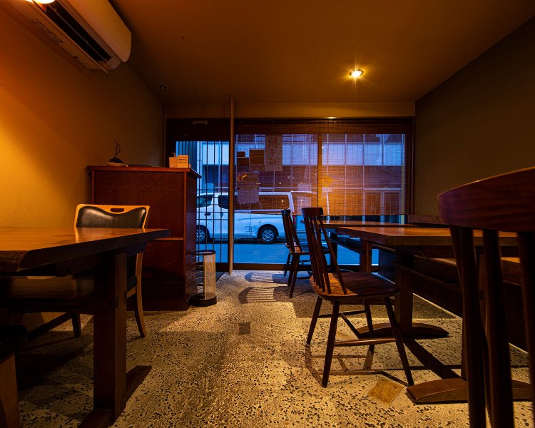 ゆったりテーブルを配した大人専用の店だ。