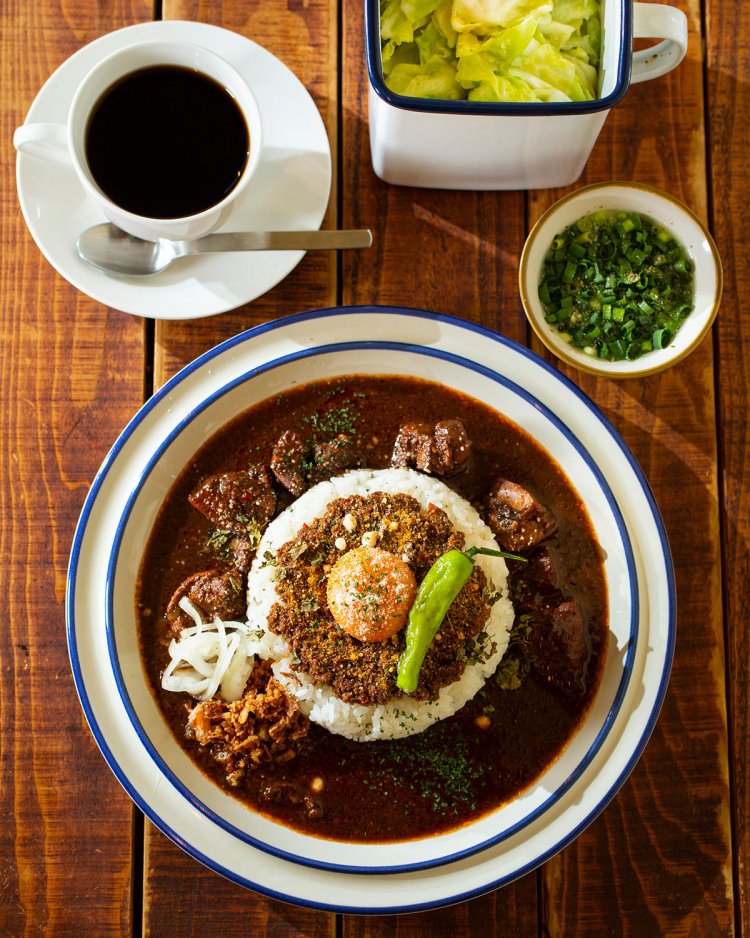 東京キーマとチキンの合いがけ1350円は平日昼限定。ドリンク、スープ、キャベツ付き。