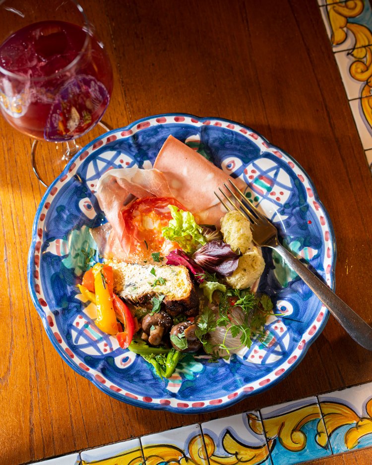 ランチ前菜セット1700円。自家製サングリアは＋300円。