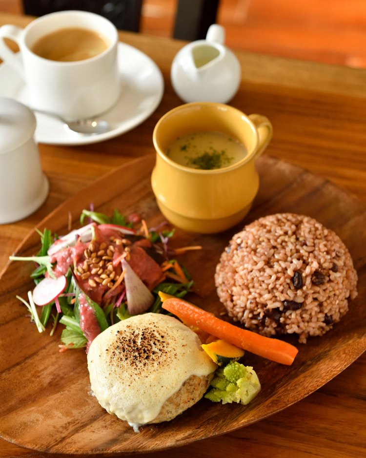 豆腐ハンバーグプレート1100円。酵素玄米か雑穀米を選ぶ。コーヒー300円。