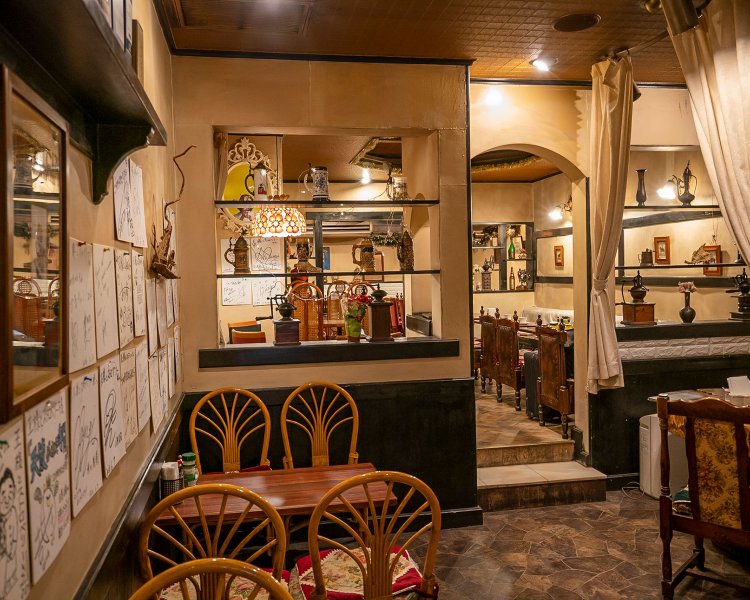 間口は狭いが奥までが長い店内。