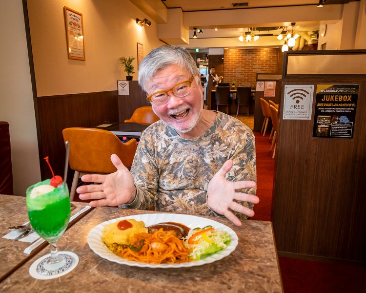 大人のお子様ランチ980円は、ナポリタン、ハンバーグ、ドライカレーのオムライス。ランチタイム（11:00～14:00）はドライカレーが大盛無料。クリームソーダ680円もぜひ！