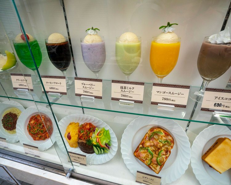 店頭の食品サンプルが泣ける。