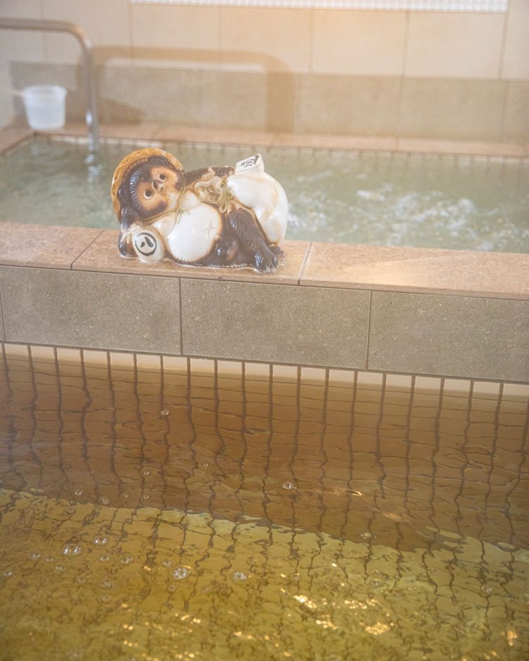 純和風浴室の1階。たぬきも気持ちよさそうだ。