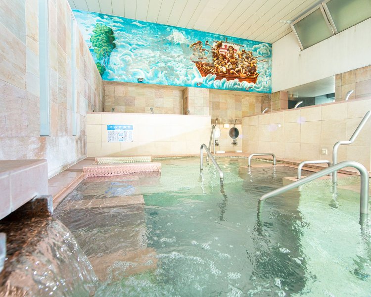 ペインティングユニットGravityfreeが2人で描くモダン壁画が「陽の湯」に。内湯は軟水の湯。