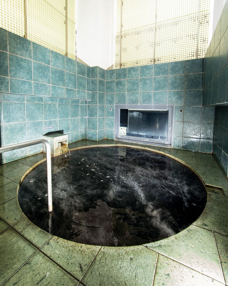 階上には露天風呂が。「陽の湯」は黒湯だ。