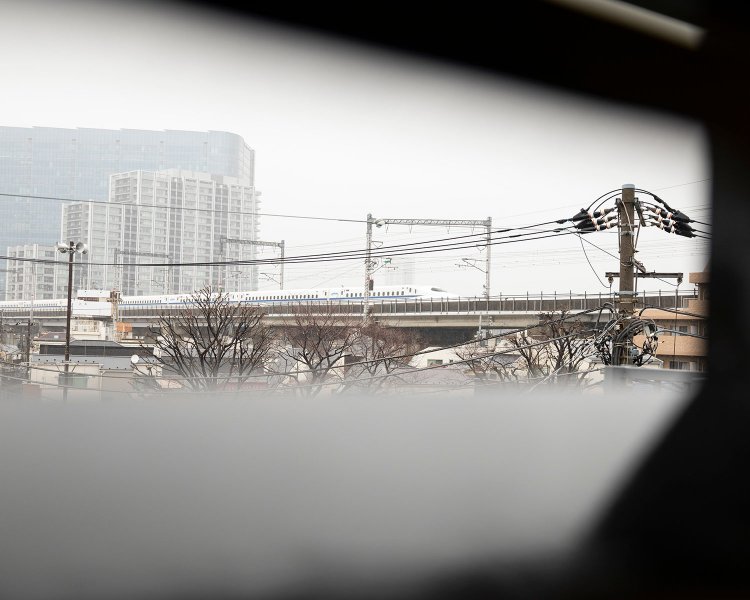 露天風呂の小窓をのぞけば、新幹線が往来する。