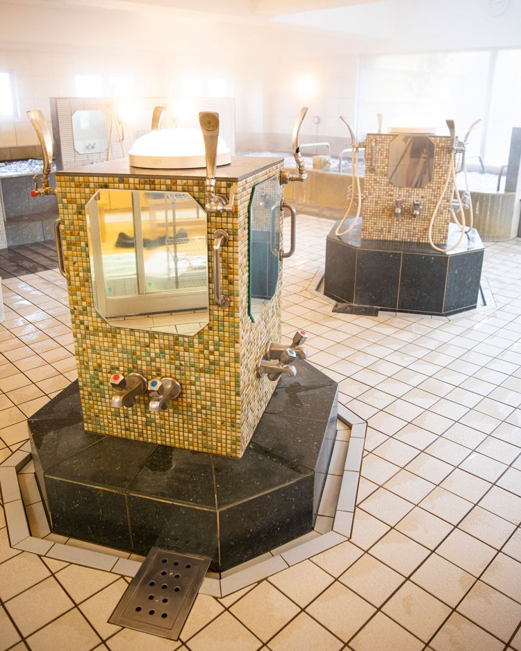 これが島カラン。隣や後ろの人に気兼ねなく洗える。カランは高さちがいで3種あり。