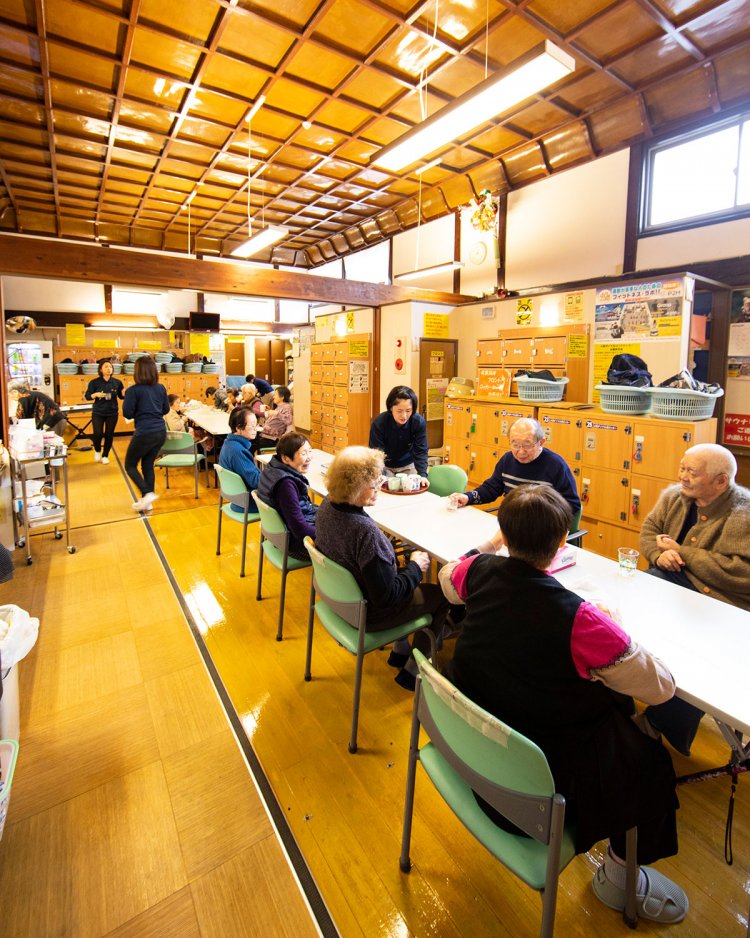 見事な格天井。デイサービスも行う、街に開かれた銭湯だ。