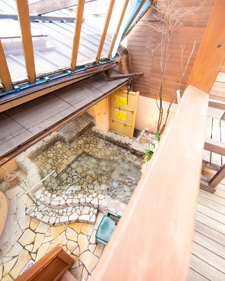 「大地の湯」の露天風呂ではウッドデッキで涼める。