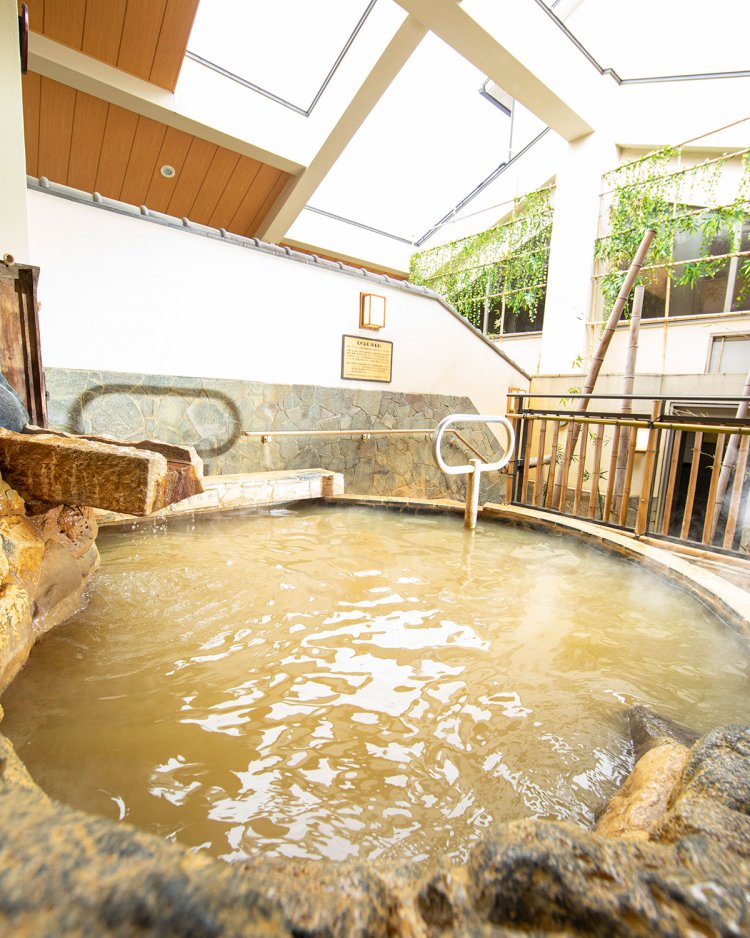 黄金の湯と呼ぶナトリウム-塩化物強塩泉は療養泉。露天風呂にあり。