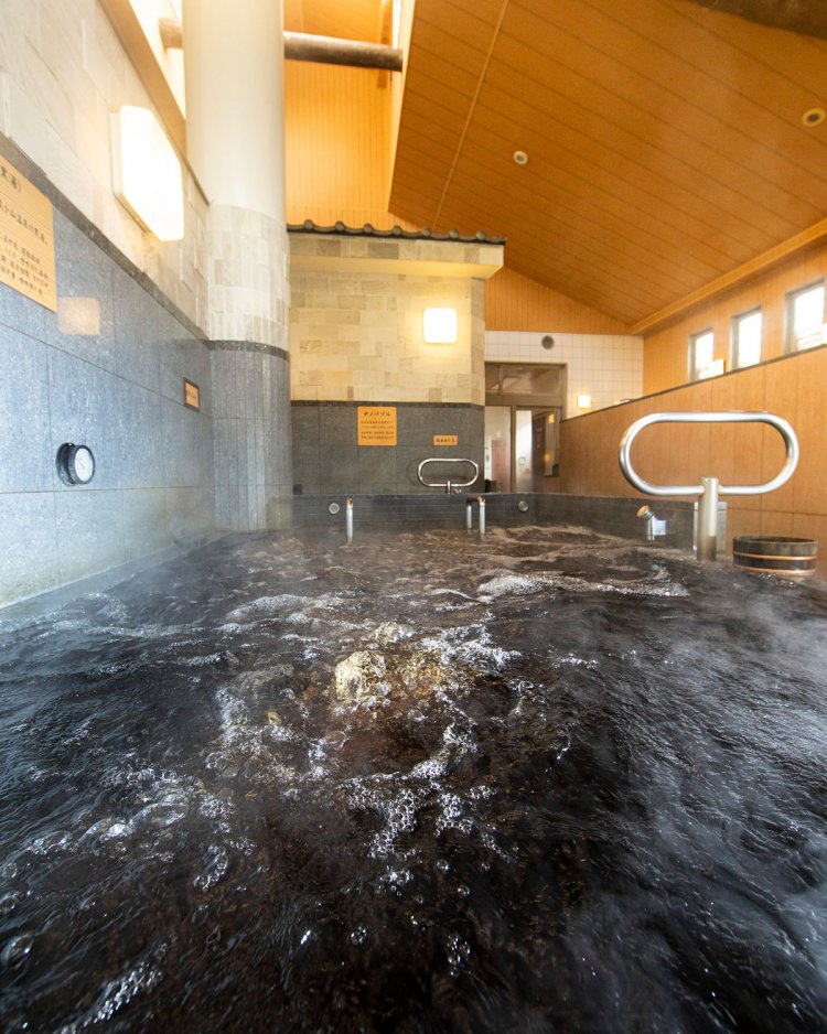重炭酸ソーダ泉の黒湯。ナノバブルを充塡した水風呂も黒湯だ。