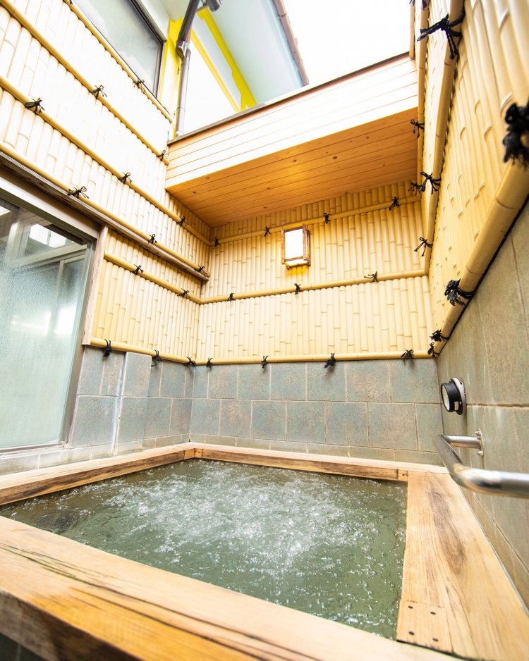ヒノキの露天風呂。浴室は火曜に男女が入れ替わる。
