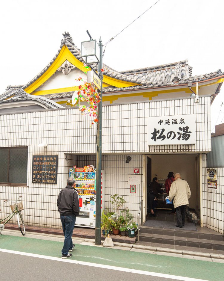 黄色い梁が印象的。