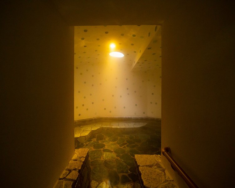 「太陽の湯」は露天風呂の奥に洞窟風呂が。