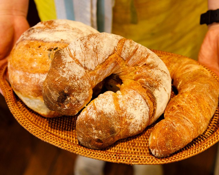 パンはテイクアウトできる日もある（100ｇ300円）。