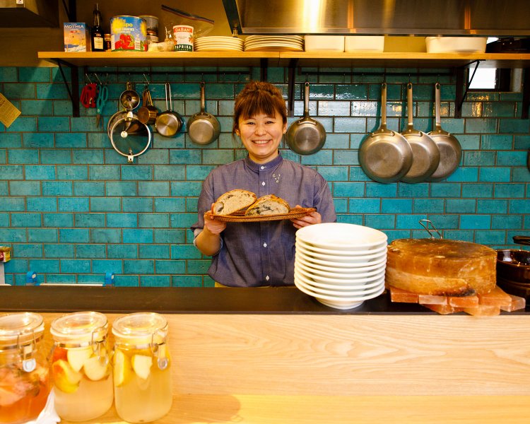 馬場且江シェフの手前の容器はパン用の自家製酵母。